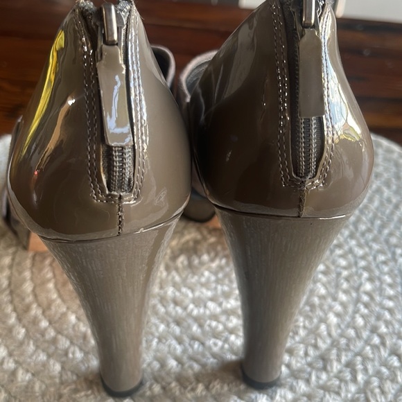 Talbots Emmie Smoke Grey Patent Leather Open Toe Pumps Zip Heels Women’s 8 - Picture 4 of 8